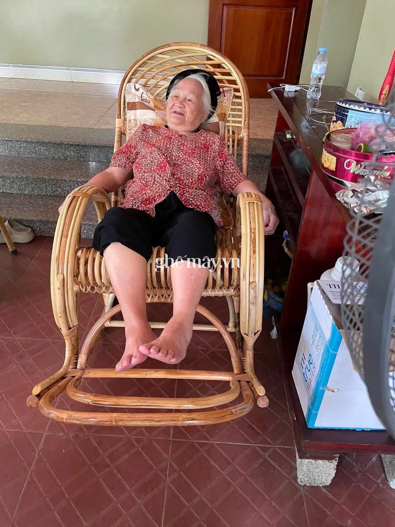 Ghế mây bập bênh người cao tuổi