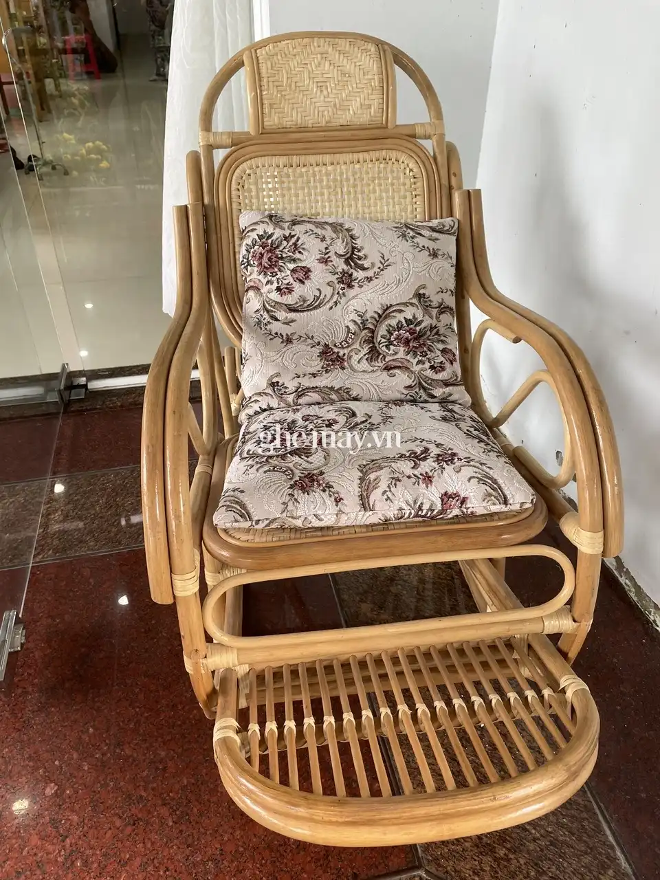Ghế mây bập bênh người cao tuổi
