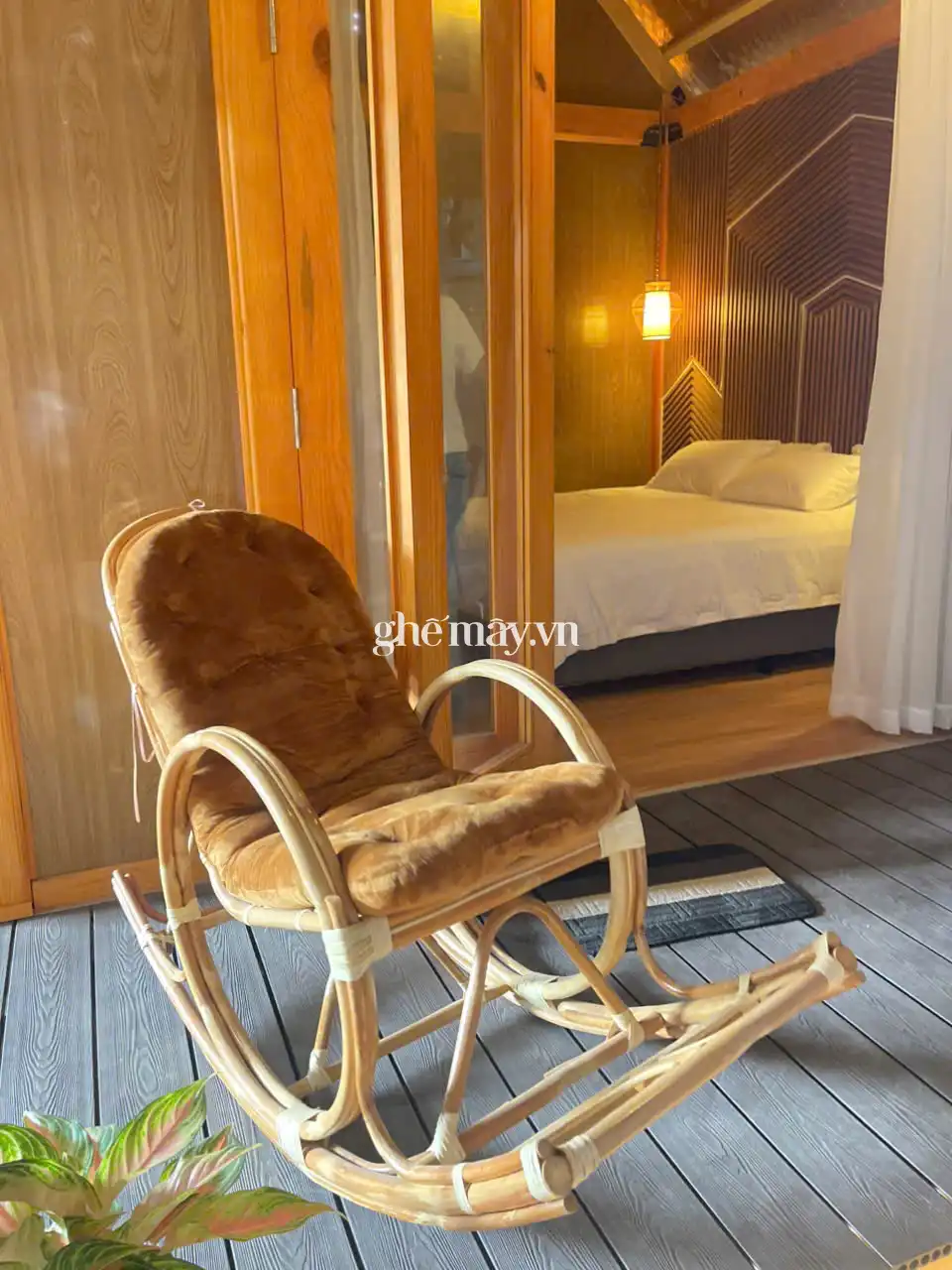 Ghế mây bập bênh người cao tuổi