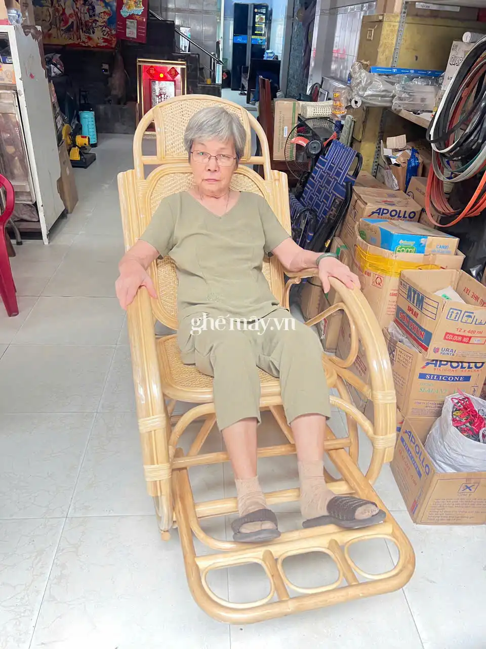 Ghế mây bập bênh người cao tuổi