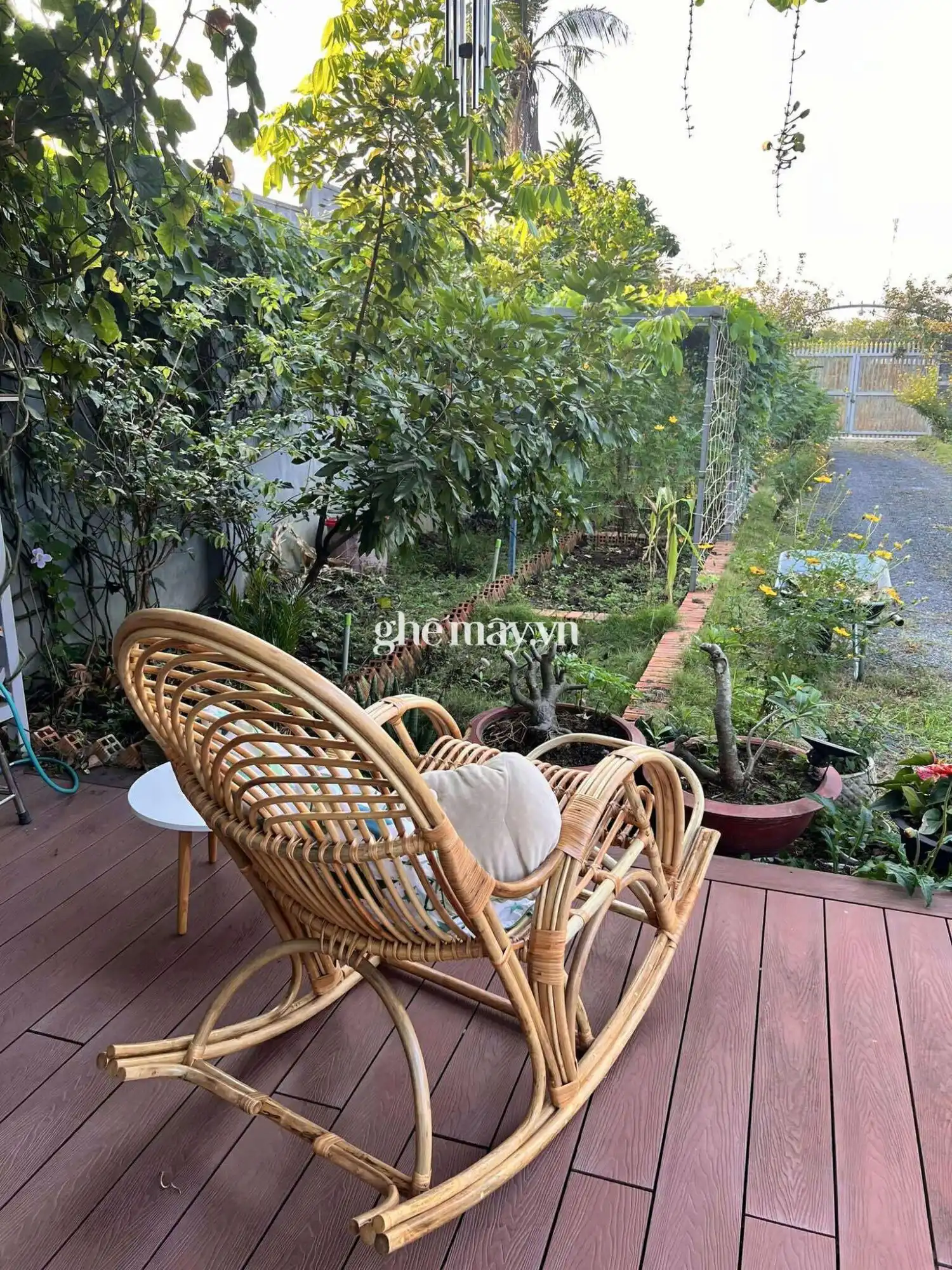 Ghế mây bập bênh người cao tuổi